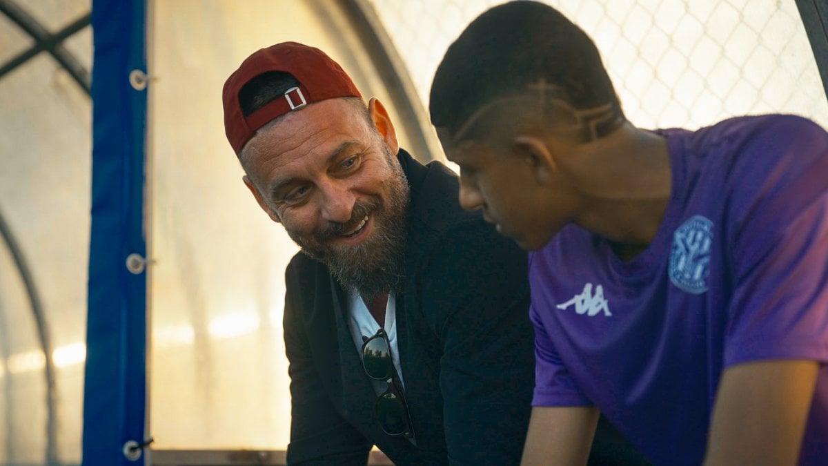 daniele de rossi torna a ostia arriva radici la docuserie tra calcio e comunit224 da Movieplayer.it daniele de rossi torna a ostia arriva radici la docuserie tra calcio e comunit224