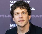Jesse Eisenberg svela perché ha iniziato a scrivere sceneggiature: 'Colpa di Batman v Superman'