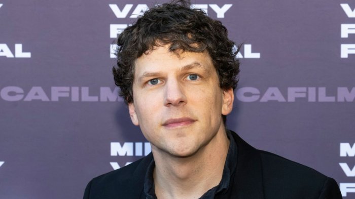 Jesse Eisenberg svela perché ha iniziato a scrivere sceneggiature: 'Colpa di Batman v Superman'