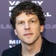 Jesse Eisenberg svela perché ha iniziato a scrivere sceneggiature: 'Colpa di Batman v Superman'