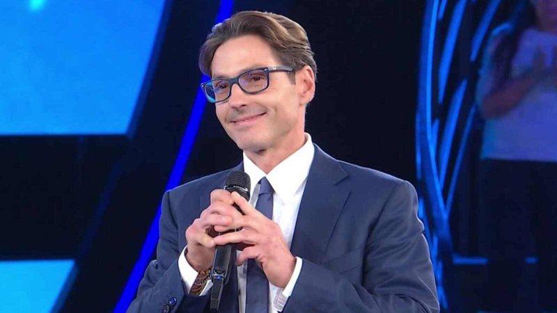 Pier Silvio Berlusconi balla e canta in napoletano per il ritorno di Far Away su Canale 5
