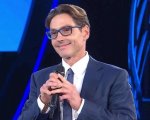 Pier Silvio Berlusconi balla e canta in napoletano per il ritorno di Far Away su Canale 5