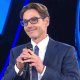 Pier Silvio Berlusconi balla e canta in napoletano per il ritorno di Far Away su Canale 5